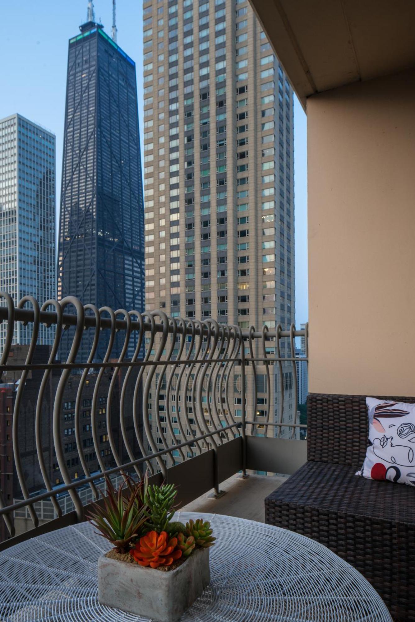 שיקגו The Bernardin Gold Coast Luxury Apartments Near Magnificent Mile מראה חיצוני תמונה