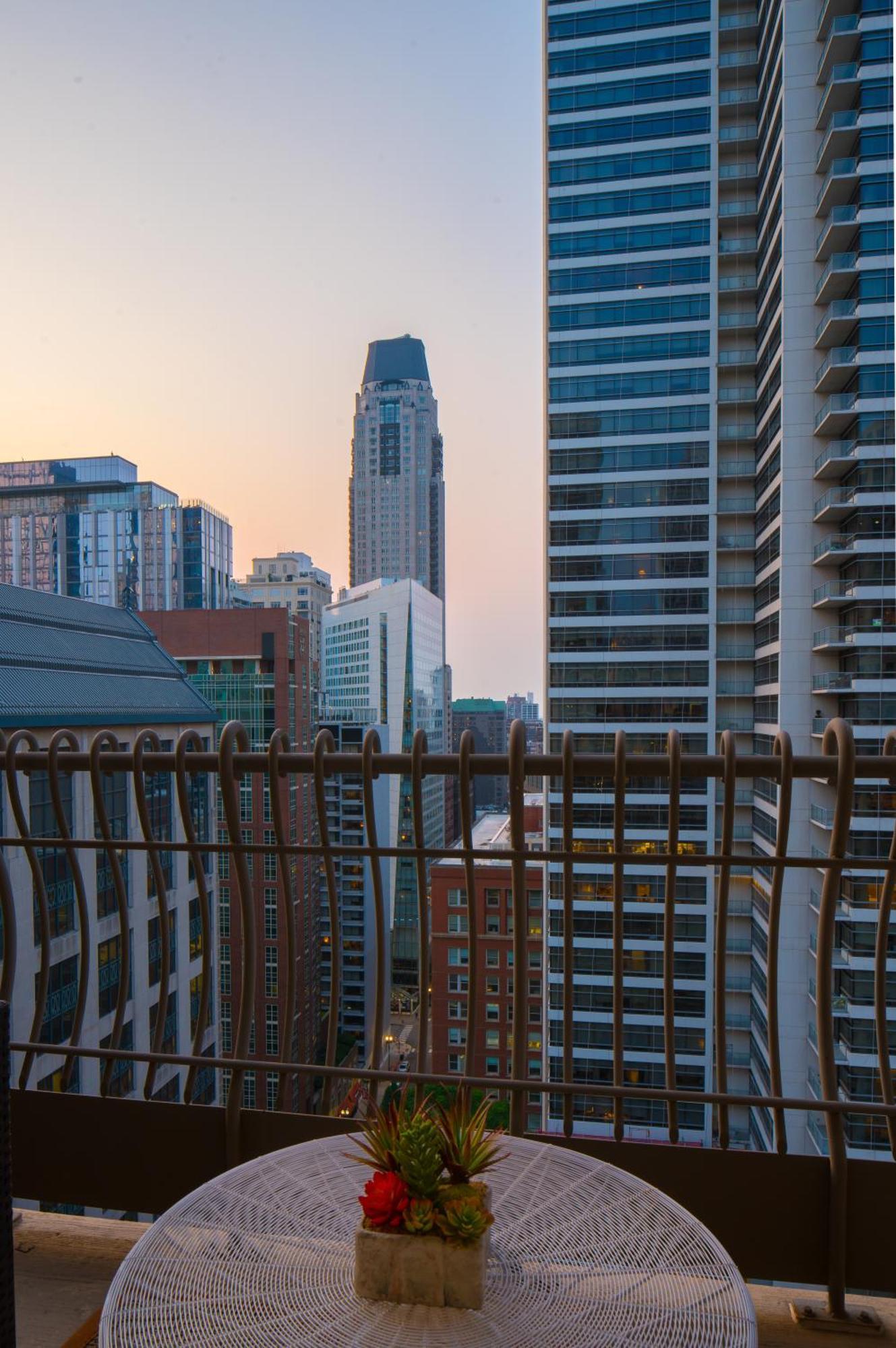 שיקגו The Bernardin Gold Coast Luxury Apartments Near Magnificent Mile מראה חיצוני תמונה